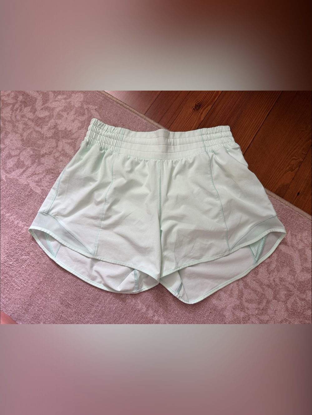 Lululemon Mint Green size 6 high rise 4” hotty hots